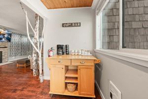 Powder Run Retreat Modern Stay for 6 With On-site Ski Access & Mountain Views