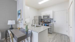 Landing Stunning 1BD Gym Pool