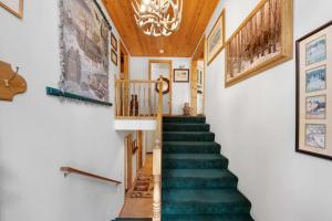 Paradise Pines 3BR Secluded Cabin Minutes in Tahoe Donner