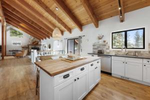 Bright & Modern Cabin Luxury Home in Carnelian Bay