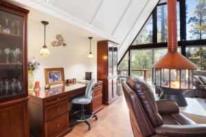 Woodside Hideout - Hop Away from Activities
