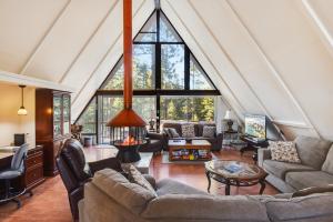 Woodside Hideout - Hop Away from Activities