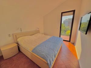 Kumbor sunny port with shared pool