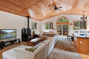 Truckee Pines Retreat - Game Room & Forest Views