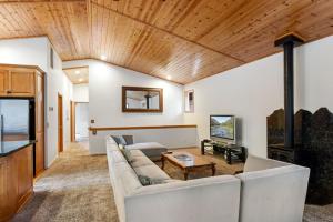 Truckee Pines Retreat - Game Room & Forest Views