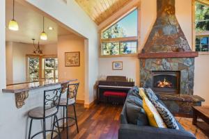 Hilltop Hideaway w Game Room & Forest Views