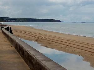 Maisons de vacances Embruns maison spacieuse renovee 5 ch 3 sdb belle terrasse amenagee barbecue a 250 m de la mer en plein centre d- Arromanches au coeur des plages du debarquement, proximite de Bayeux : photos des chambres