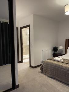 The Crimsons, with free parking, Harlow