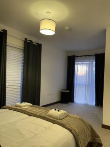 The Crimsons, with free parking, Harlow