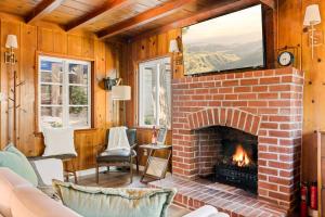 Cute Romantic Cabin With Hot Tub 5 Min from Lake