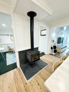 Pen-Y-Pont 4 bedroom riverfront retreat with cottage charm