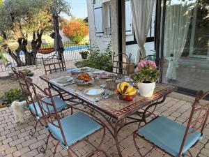 B&B / Chambres d'hotes Au Bon Mistral : Chambre Familiale avec Salle de Bains Privative
