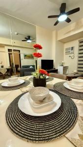 Cozy, aesthetic Pet friendly 1br Condo with balcony in Pasay with Manila Bay View Near MOA & Okada WFH ready Free Pool Acces Gym and Sauna