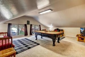 Paloma Place Lakeview Home Hot Tub Game Room