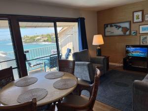 Oceanfront Vintage Retreat in Kailua-Kona