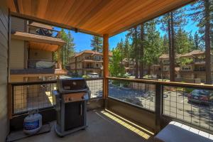 Tahoe Woods Villa - Walk to Beach and Gondola - Heavenly Ski