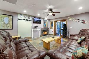 Ski In Ski Out 3 BDR Steps from Stagecoach Lift