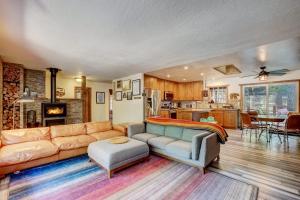 The Blue Lake House - Family fun Abound