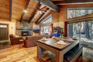 Willows Hideaway - Pet Friendly Cozy Cabin