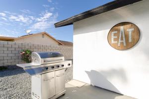 Zen Palm Springs Home with Pool Spa mountain view