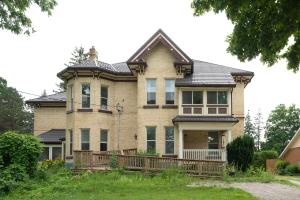 Comic House with Climbing Wall & Themes