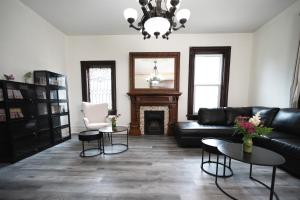 Comic House with Climbing Wall & Themes