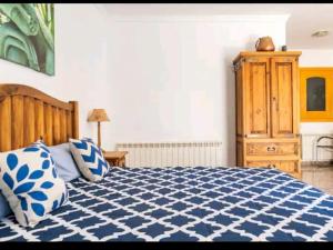 piso con desayuno incluido y vistas a la montaña.