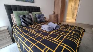 Bee Apartment Halo - Work N Relax 500Mbps WiFi and Netflix - City Centre with Paid Private Parking and Balcony