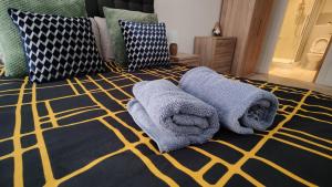 Bee Apartment Halo - Work N Relax 500Mbps WiFi and Netflix - City Centre with Paid Private Parking and Balcony