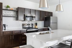 Landing Beautiful 1BD Gym Pool