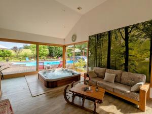 B&B / Chambres d'hotes Chambre spacieuse avec balcon et acces piscine chauffee - FR-1-589-701 : photos des chambres