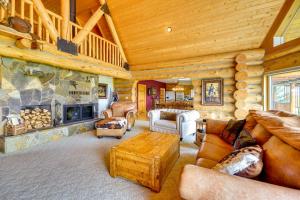 Roberts A-Frame Log Cabin Near Red Lodge Mountain!