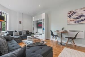 Leeds Stylish City Flat - Sleeps 8 - 2 mins to City Centre