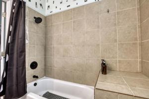 4 King Beds - Sleeps 14 - Projectors - Starland - Massage Chair - Games