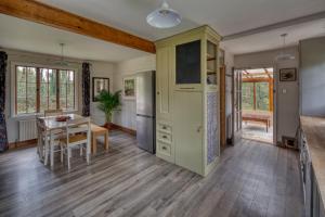 Tranquil Woodland Cottage, 10-Min Drive to Clifton