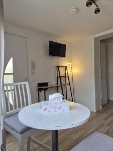 Studio à Bagneux avec terrasse privée, parking et climatisation payants