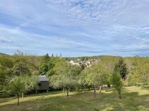 Appartements Chalet avec Clim, Wi-Fi et Animaux Acceptes a Saint-Bonnet-Troncais - FR-1-489-445 : photos des chambres