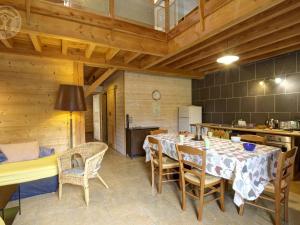 Maisons de vacances Gite 3 chambres avec terrasse, jardin et equipements bebe - FR-1-496-190 : photos des chambres