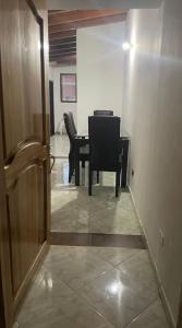 Apartamento amplio con un patio grande