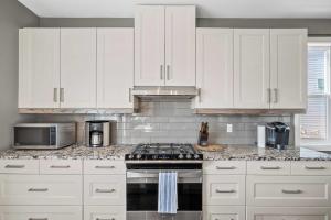 Luxe & Lake 6BR Getaway Hot Tub Near the Lake