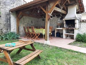 Gîte familial avec jardin, cheminée et équipements bébé – Bellevigne, Charente - FR-1-653-149