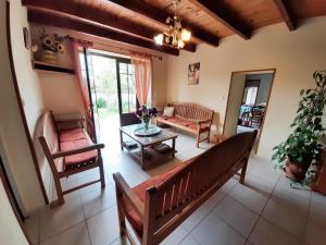 Maisons de vacances Gite familial avec jardin, cheminee et equipements bebe – Bellevigne, Charente - FR-1-653-149 : photos des chambres