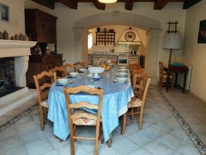 Maisons de vacances Gite familial avec jardin, cheminee et equipements bebe – Bellevigne, Charente - FR-1-653-149 : photos des chambres