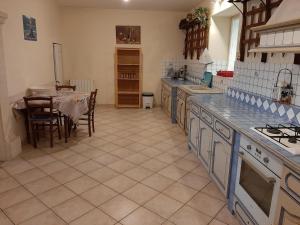 Maisons de vacances Gite familial avec jardin, cheminee et equipements bebe – Bellevigne, Charente - FR-1-653-149 : photos des chambres