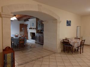 Maisons de vacances Gite familial avec jardin, cheminee et equipements bebe – Bellevigne, Charente - FR-1-653-149 : photos des chambres