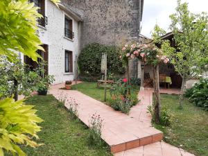 Maisons de vacances Gite familial avec jardin, cheminee et equipements bebe – Bellevigne, Charente - FR-1-653-149 : photos des chambres