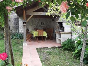 Maisons de vacances Gite familial avec jardin, cheminee et equipements bebe – Bellevigne, Charente - FR-1-653-149 : photos des chambres