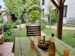 Maisons de vacances Gite familial avec jardin, cheminee et equipements bebe – Bellevigne, Charente - FR-1-653-149 : photos des chambres