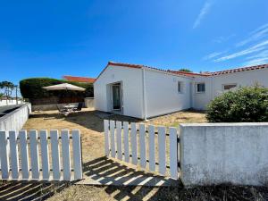 Maisons de vacances Maison renovee avec WIFI, 700m de la mer - 4 couchages - FR-1-231-341 : photos des chambres