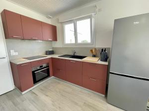 Maisons de vacances Maison renovee avec WIFI, 700m de la mer - 4 couchages - FR-1-231-341 : photos des chambres